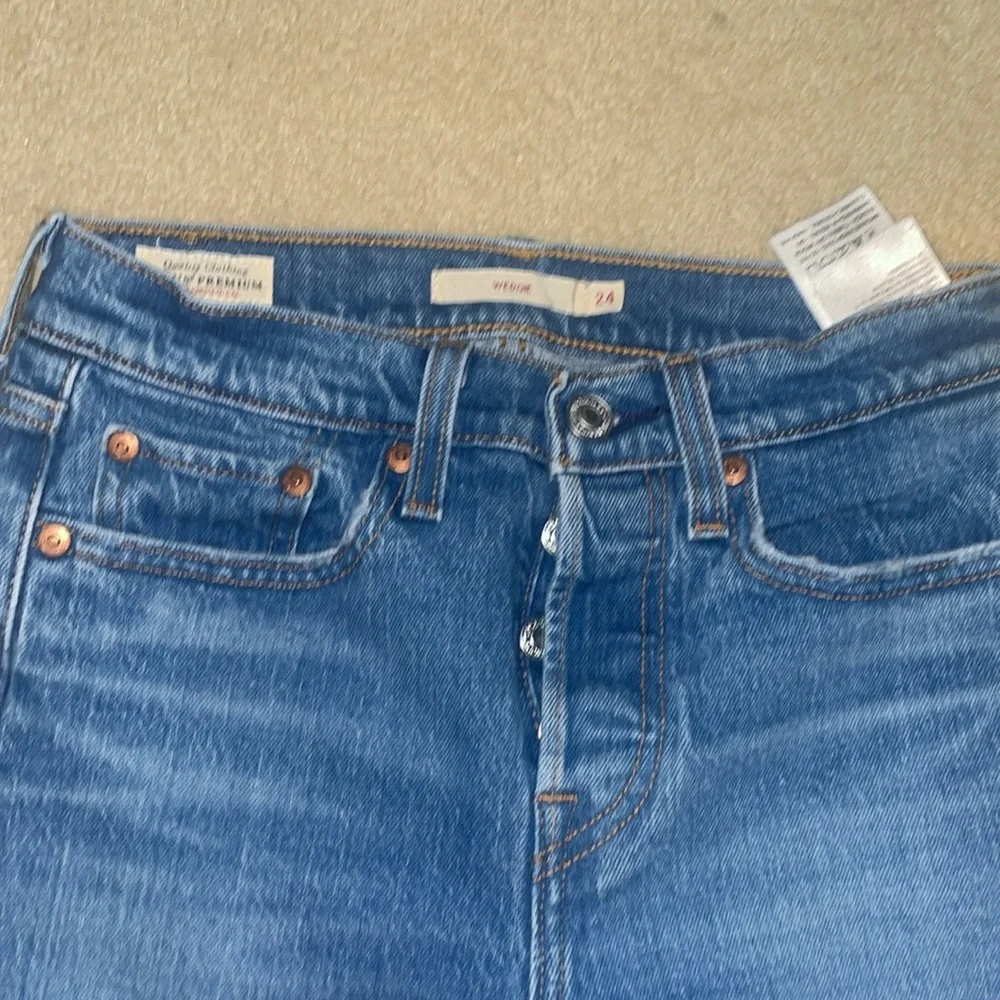 Levi’s Wedgie Icon Fit Ripped Straight Leg Jeans - In Like-New Condition - Picture 3 of 4